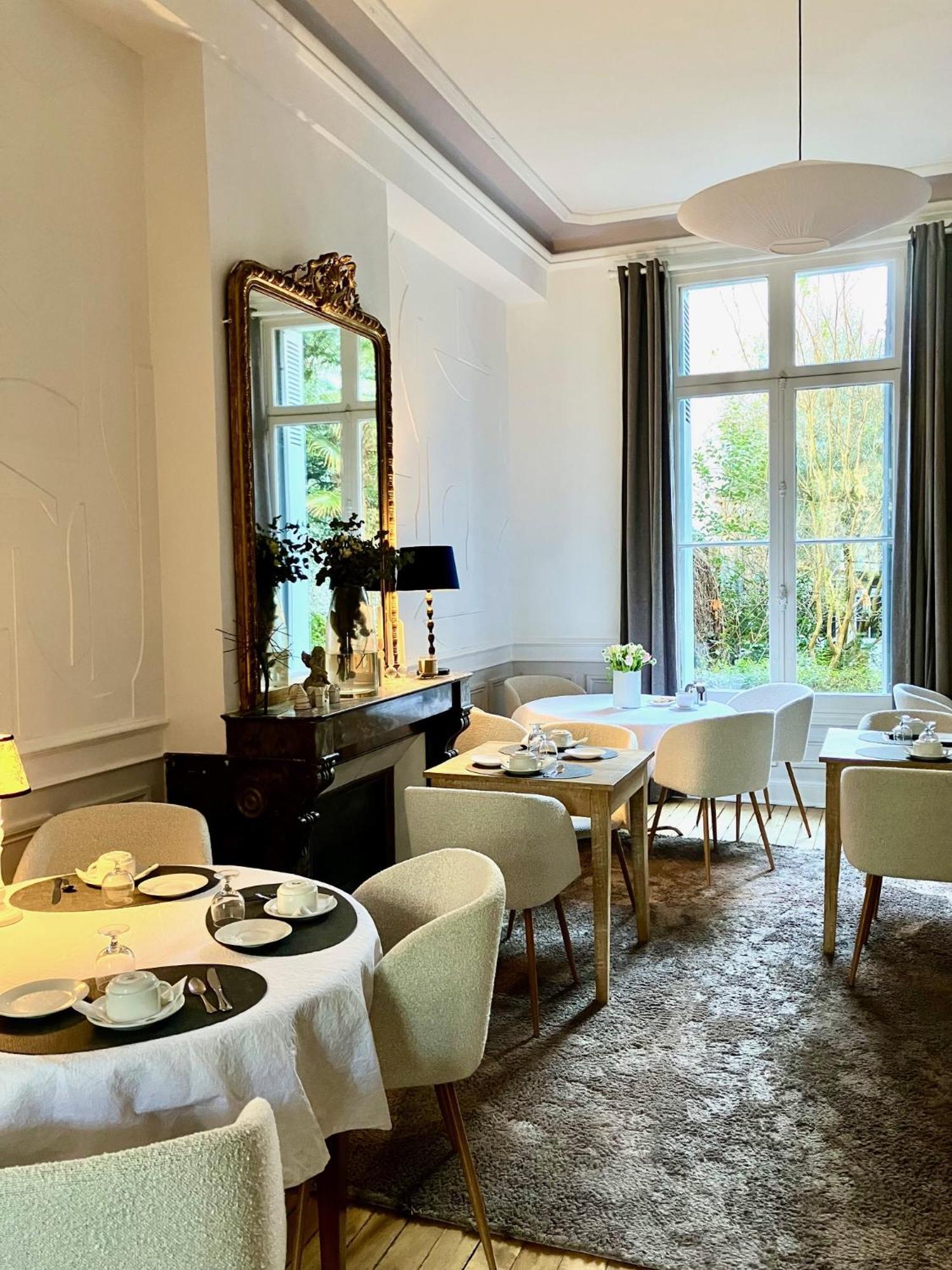 Hotel Val De Loire Тур Экстерьер фото